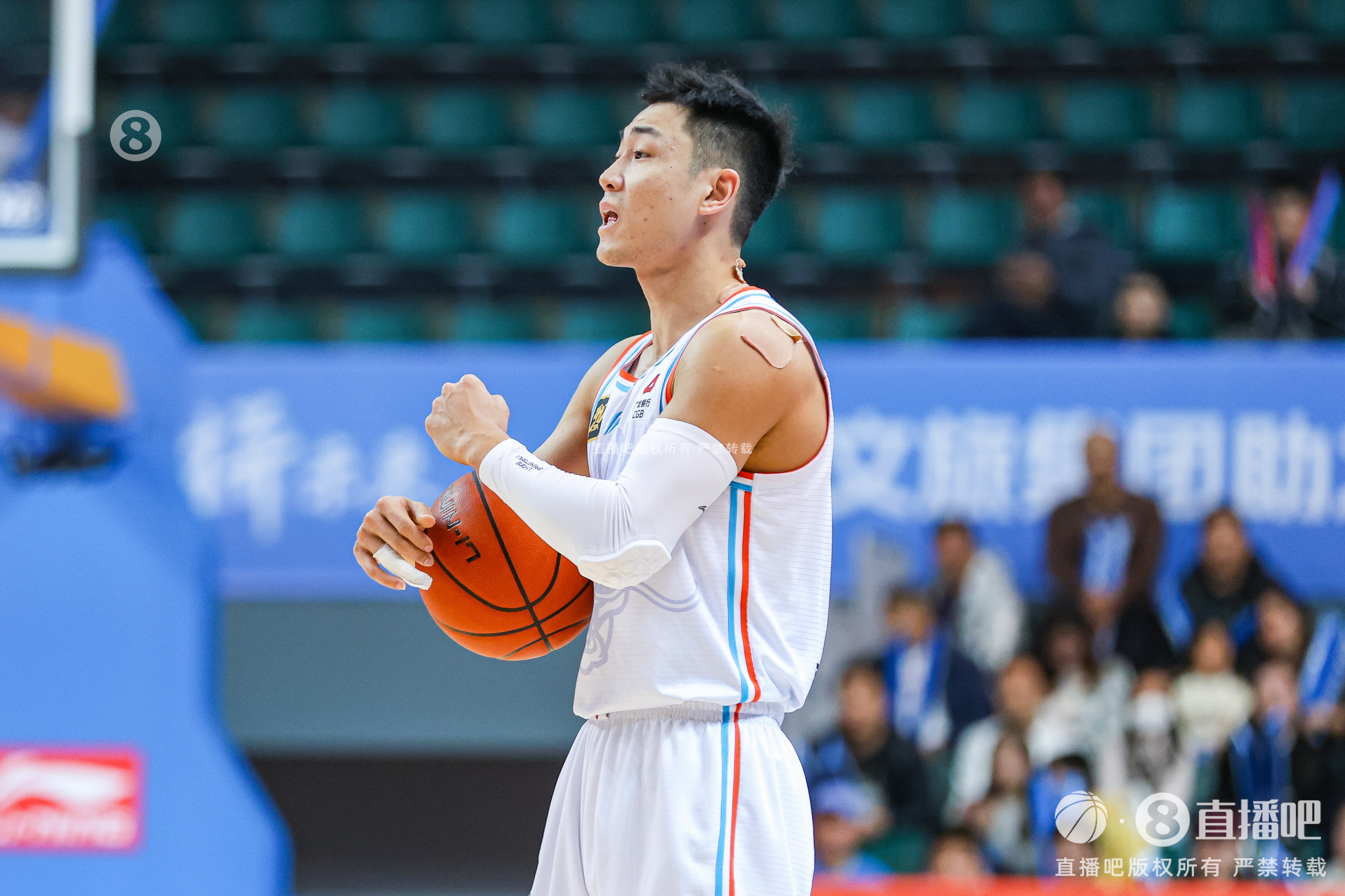 媒体人：山东男篮领先后被反超没有守到最后 好在联赛才打了4轮